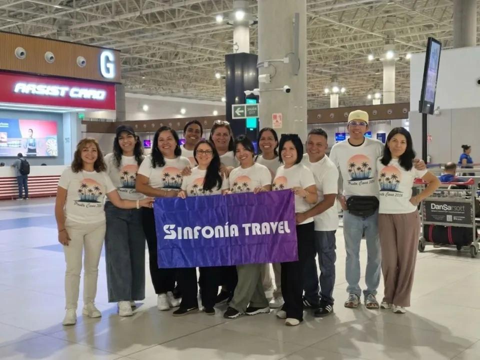 Grupo de viajeros de Sinfonía Travel en el aeropuerto rumbo a Punta Cana