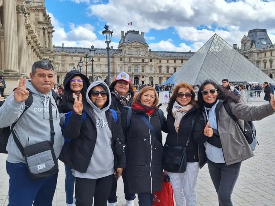 Viajeros de Sinfonía Travel frente al Museo del Louvre en París