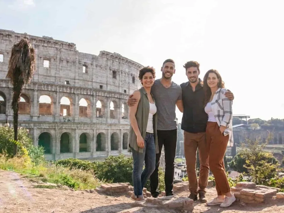 Viajeros frente al Coliseo de Roma