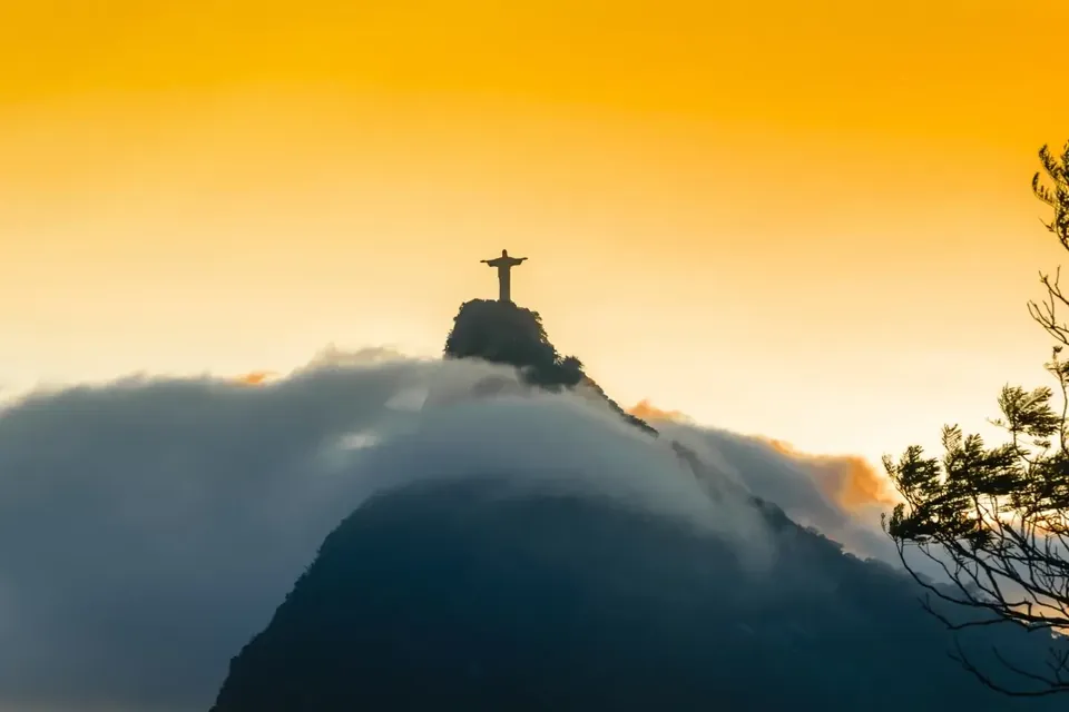 Cristo Redentor sobre el Corcovado entre nubes al atardecer