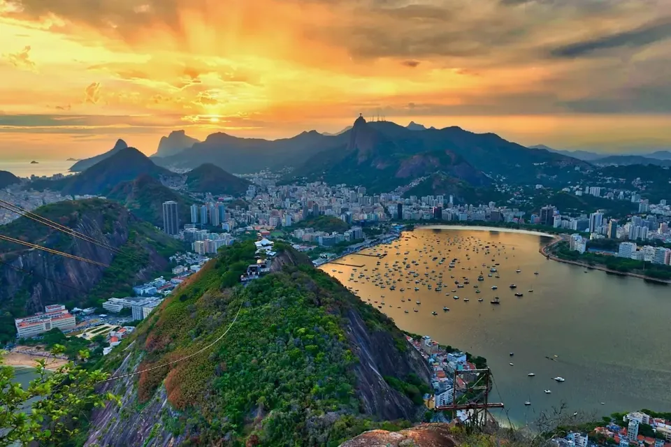 Atardecer sobre la bahía de Botafogo y el Cristo Redentor en Río de Janeiro
