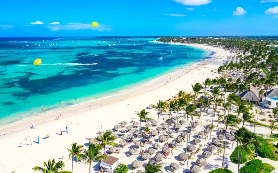 Playa con palmeras y sombrillas en Punta Cana