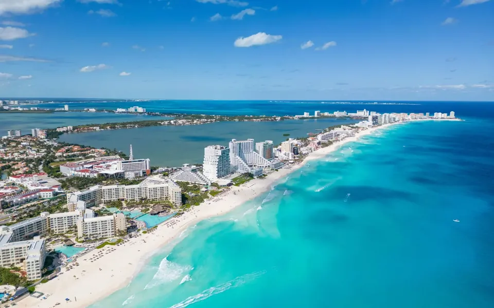 Zona hotelera de Cancún frente al mar