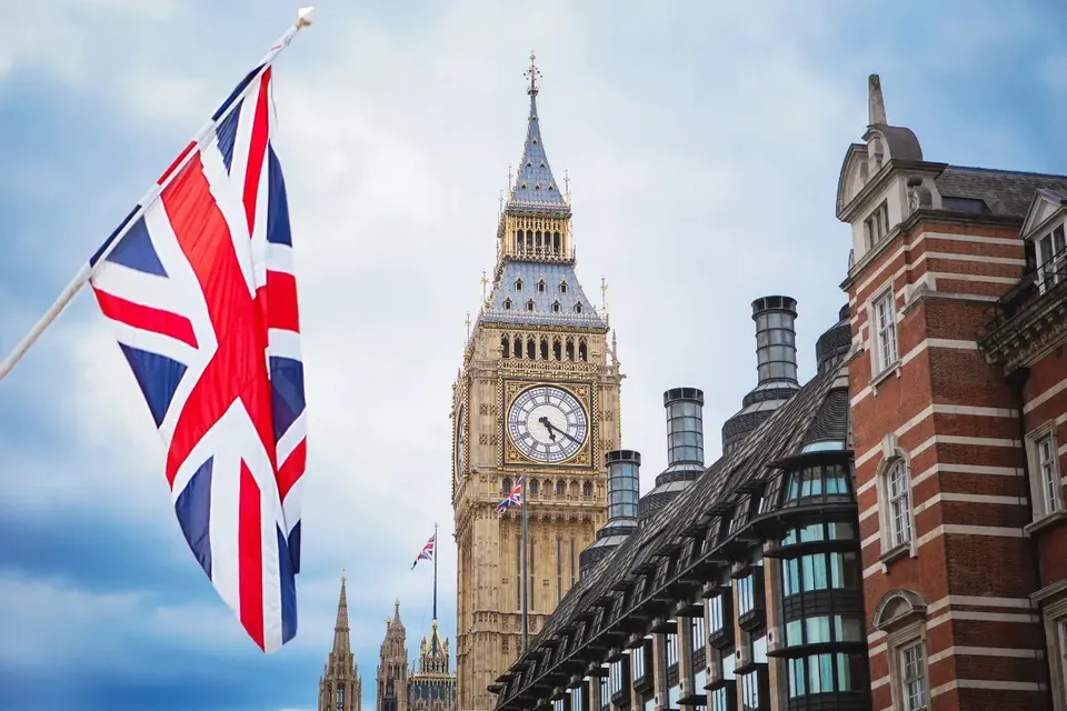 Big Ben y bandera del Reino Unido en Londres