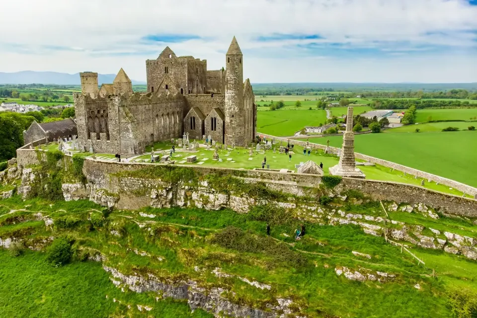 Rock of Cashel entre campos verdes de Irlanda